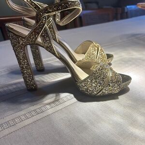 NIB Nine West Gosil heels sandals in gold glitter metallic. size 9.5.